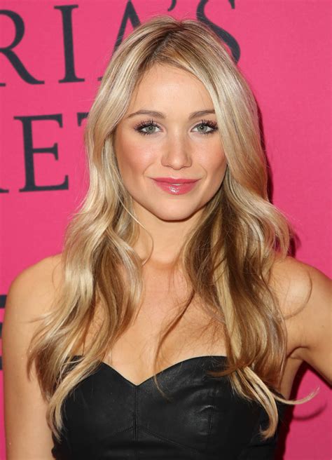 Tonight, they invited krjemelik over for him to decide who he wante. Katrina Bowden'den sade şıklık