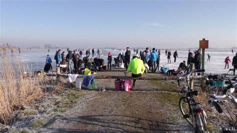 Corona informatie 'wijs op het ijs'. Blaugerzen schaatsen op natuurijs Friesland Akmarijp 22jan 2017 drone - YouTube