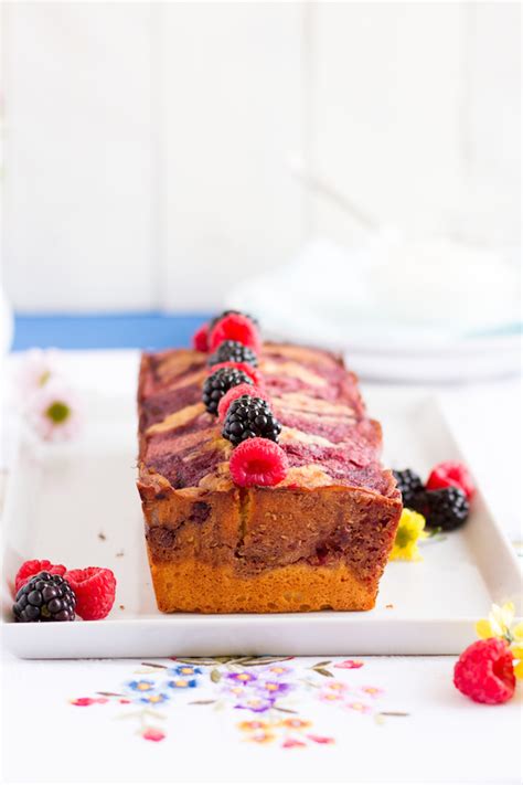 Grieß, kokosraspeln, geschmolzene butter, zucker, naturjoghurt, vanillezucker und backpulver miteinander verrühren. Griess Rührkuchen mit Joghurt und Beeren Swirl | Hase im Glück