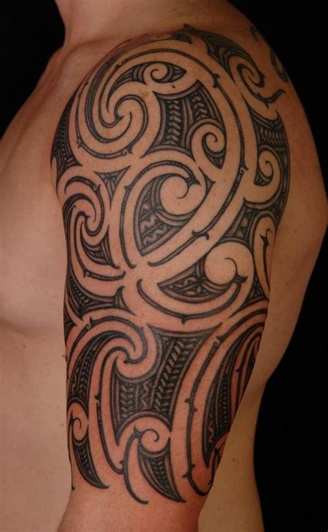 Wenn es um die bedeutung des tattoos geht, dann eine uhr zeitloser klassiker ist. Maori Tattoo für Männer am Oberarm