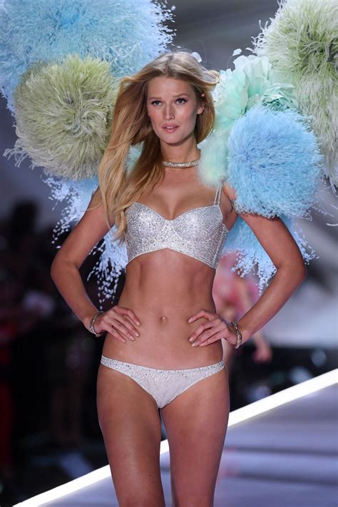Las modelos del victoria's secret fashion show 2018. Toni Garrn - 2018 VS Fashion Show Runway • CelebMafia