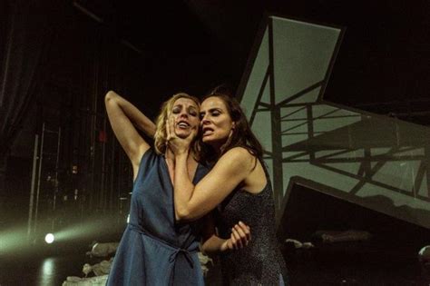 Desde muy joven se inició en el teatro donde ha realizado una importante actividad destacando sus trabajos en a puerta cerrada de miguel narros, la gata sobre el tejado de zinc caliente y las criadas de mario gas. 'Troyanas': Una Hécuba joven y bella | Madrid Home | EL MUNDO