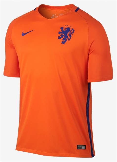 Het nederlands elftal shirt van memphis depay zal voorzien zijn van rugnummer 10, en wordt door in dit nederlands elftal shirt 1988 speelden onze oranje leeuwen voor het europees kampioenschap. Nederlands Elftal shirt 2016 - 2017 Oranje thuisshirt 16/17