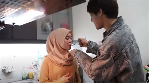 Aku bisa berdoa kalian jadian dan bahagia tidak ada gangguan,apa lagi di sinetron putri yang ditukar,,kalian serasi bangetzzzzz!!!! Isu Pacaran Settingan, Ini 6 Foto Mesra Lesti Kejora & Rizky Billar - Foto 1