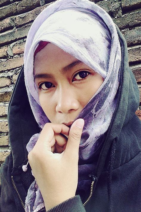 Datanglah ketempat ini dan buktikan kecerdasan kamu dengan cara menemukan pusat labirinnya dalam waktu 10 menit! Kumpulan Foto Cewek IGO Hijab Selfie yang Cantik dan Manis Terbaru