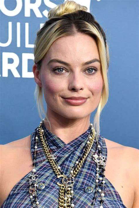 Is there anything these heathen hollywood harlots won't do to get free stuff? Margot Robbie - Screen Actors Guild Awards 2020 • CelebMafia