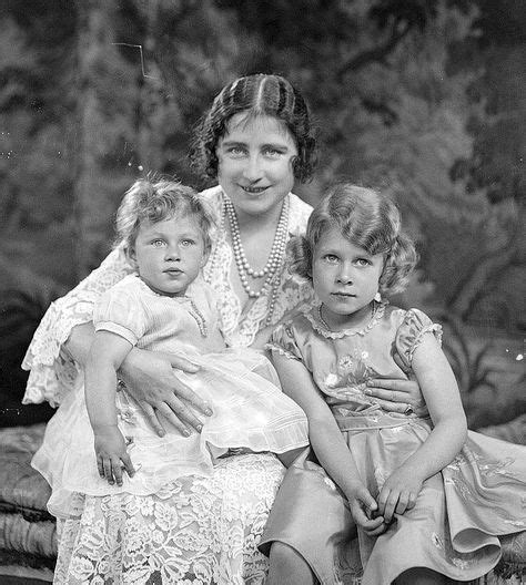 Here she is photographed with her daughters. Princess Margaret, Queen, Princess Elizabeth | Young queen ...