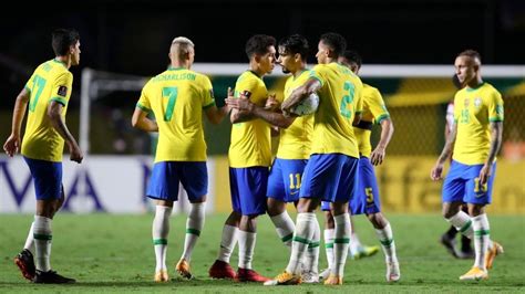 زار بعض أفراد بعثة منتخب البرازيل الأوليمبي محل كشري أبو طارق الشهير في منطقة وسط البلد في محافظة القاهرة. منتخب البرازيل يخطف فوزا باهتا أمام فنزويلا