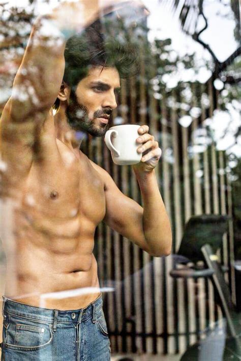 Kartik aaryan is an indian actor who is known for his monologue in pyaar ka punchnama. Kartik Aaryan Latest Photos HD | Hot Pics Of Kartik Aaryan ...