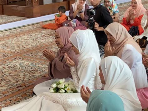 Here we provide you a platform where you can get married without the permission of your relatives. Hukum Nikah Menggunakan Wali Hakim Walaupun Ada Wali Nasab ...