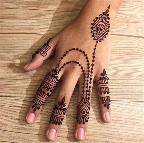 The henna tattoo is an original and beautiful design that many indian women wear during their chinese symbols aren't common as a henna tattoo, but you can get pretty much anything you want. Pin by Safa Shoket. on tattoos | Pretty henna designs ...