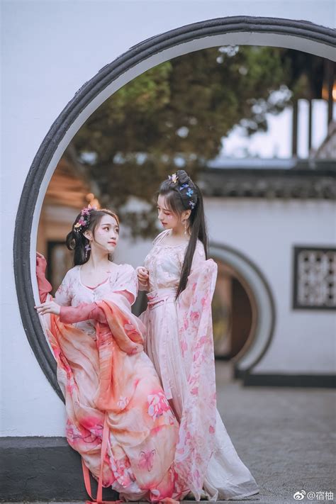 Cute Lesbian Couples, Beautiful Asian Women, Beautiful People, Traditional Fashion, Traditional