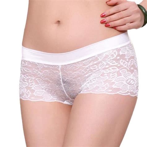 Joyeux bébé à l'âge de trois mois se trouve dans le berceau et sourit. Femmes Culottes en dentelle Sous-vêtements Transparent ...