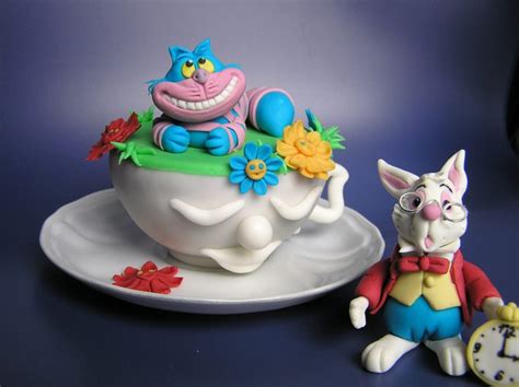 Könnte auch für die aufbewahrung ihres handys, anderer kleiner gadgets und ohrhörer und ladegeräte. Alice im Wunderland Torte mit Fondant Figur - Olga Bäumler ...