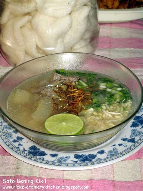 Disajikan dalam bathok (tempurung kelapa) dengan pelengkap berupa tempe goreng, sate usus atau sate telur puyuh sambil makan lesehan dalam saung, wisata kuliner. Just My Ordinary Kitchen...: SOTO BENING KIKIL