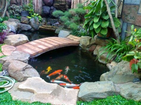 Kolam koi natural terjernih seperti kaca ini terletak di desa penglipuran.kolam ini begitu indah dan menyejukan. Kolam Ikan Minimalis Di Depan Rumah | Kolam ikan, Kolam ...