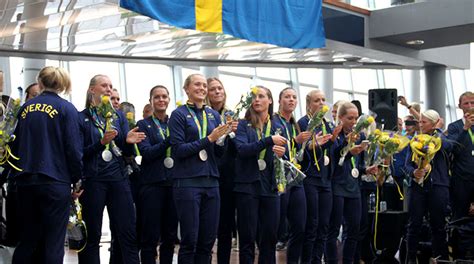 Elva svenska spelare är med i fifa century club , efter att ha spelat 100 eller fler landskamper. Medaljhjältarna firades i Kungsträdgården - Sveriges Olympiska Kommitté