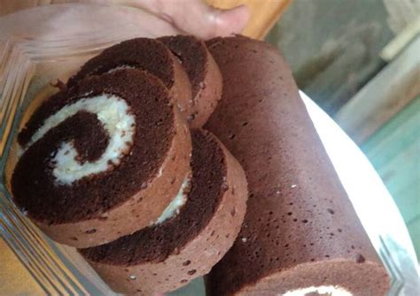 Bolu gulung sering dikenal sebagai jam roll, atau jelly roll di amerika serikat. Resep Bolu gulung coklat oleh Ika Setya Rini - Cookpad