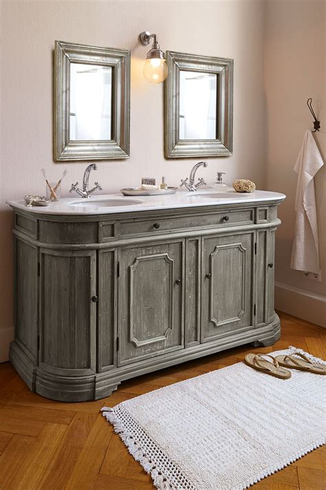 Freistehende badewanne im großen wohlfühlbadezimmer. Großer Waschtisch Viel Stauraum / Großer Waschtisch Viel ...