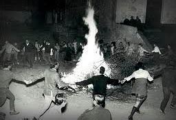 La noche del 16 al 17 de enero se encienden hogueras en las plazas de la ciudad y cada barrio compite por ver cuál es la fogata más grande. Las Lumbres de San Antón en Jaén | El desván de Julio