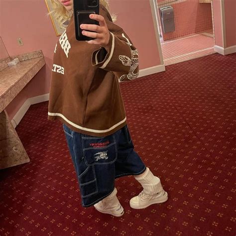 Billie eilish is on the cover of vogue rocking a *very* different style, and holy moly. BILLIE EILISH on Instagram: "kiss me" in 2021 | Billie ...