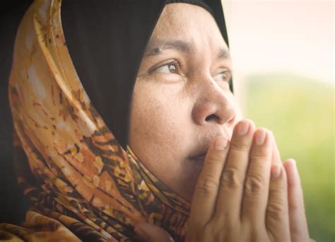 Untuk mengurangi rasa cemas dan khawatir saat akan melahirkan, dianjurkan untuk selalu berusaha di iringi dengan doa agar dapat melalui proses tersebut. Ustazah Tapi Solat Tak Sempurna, Ibu Tunggal Ini Bersyukur ...