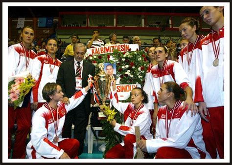 Filenin sultanları'nın dünyaca ünlü yıldızı neslihan darnel'in 2006 yılında evlendiği galatasaray voleybol şube sorumlusu orkun darnel'den geçen hafta boşandığı ortaya çıktı. Voleyblok: Filenin Sultanları!