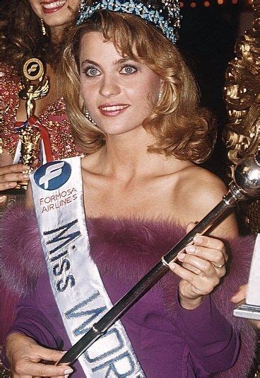 Jak wyglądała podczas gali finałowej? Aneta Kręglicka (Poland) — Miss World 1989 | Photos ...