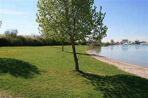 Der türkisblaue baggersee „aquapark bei moosburg bietet großflächige liegewiesen, einen sandstrand und jede menge natur. FKK in Moosburg: Aquapark - Impressionen