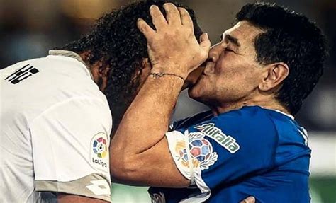 Já em 2013, ronaldinho gaúcho revelou que a mãe estava curada do câncer. Maradona volta a defender Ronaldinho Gaúcho: "Ele não é um delinquente. Seu erro é ser ídolo ...