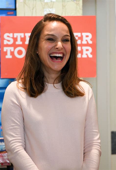 Her weight is only 118 pounds or 53.5 kg which benefits her in athletic roles such as nina in black swan. NATALIE PORTMAN at Voter Registration Events at Hillary ...