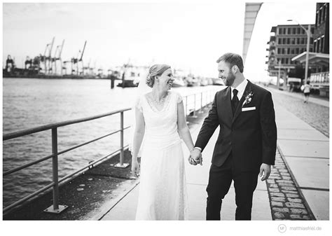 Unnachahmlich, leichte und komfortable brautkleider begeistern in femininen silhouetten. Hochzeit in Hamburg - Kaispeicher - Altona