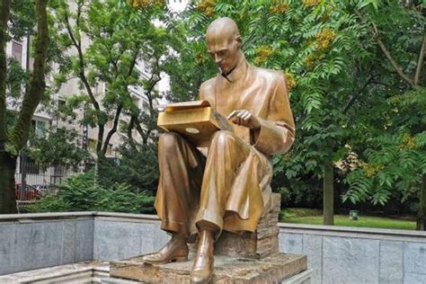 I talebani sono appartenenti a scuole in cui si studia la legge religiosa islamica. I talebani di sinistra vogliono togliere la statua di ...