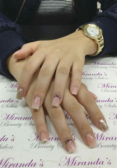 Que tu diseño de uñas sea simple no significa que no puede ser elegante, mira estas ideas y guardalas para cuando tengas un evento y quieras tener tus uñas impecables! Uñas sencillas y bellas - unitas - #bellas #Sencillas # ...