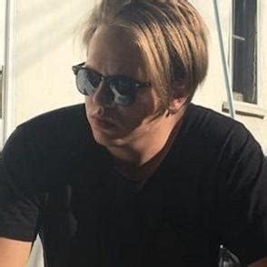 Utöver aliette opheim och valter skarsgård finns även guðrún ýr eyfjörð, íris tanja flygenring, ingvar sigurðsson. Who is Valter Skarsgard Dating Now - Girlfriends ...