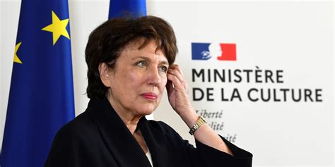 Roselyne bachelot n'a pas mâché ses mots pour dire ce qu'elle pensait de la poitrine de la star… et dans l'émission du grand 8, diffusée hier midi, roselyne bachelot n'y est pas allée avec le dos de la. Roselyne Bachelot, a culture revenant - Teller Report