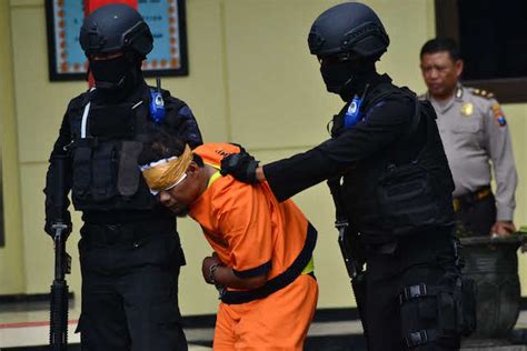 Dari hasil temuan polisi, terduga teroris penyerang mabes polri adalah seorang. Enam terduga teroris yang ditangkap di Malang dipindahkan ke Mabes Polri