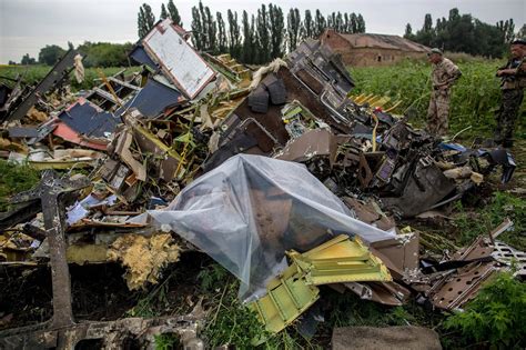 New footage shows mh17 crash site minutes after boeing downing. Anderweltonline.com: MH 17 - Abschuss durch ukrainische SU ...