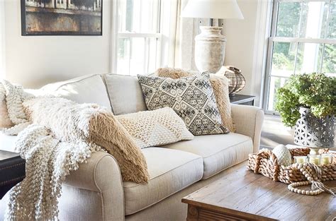 Putting a big couch in a little living room may seem hard to believe? A CASUAL PILLOW ARRANGEMENT YOU SHOULD TRY - StoneGable