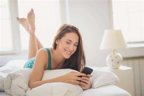 You try to distract yourself, but your mind is. 10 Adorable Texting Habits That Reveal He's Into You