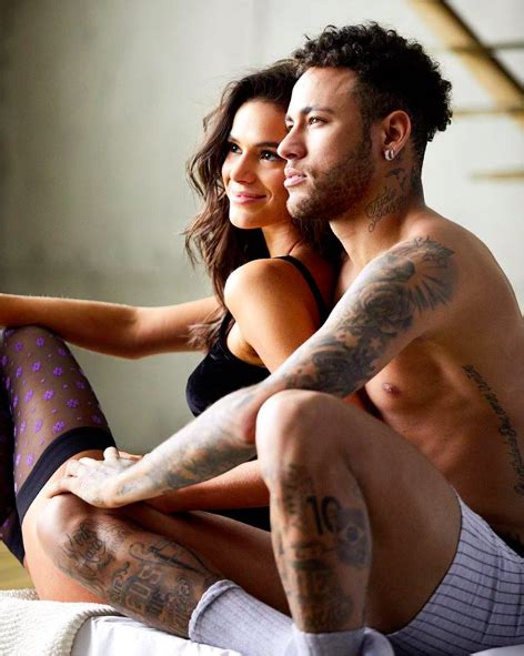 She began working on television as a child. Bruna Marquezine posta vídeo com Neymar usando "tênis meia ...