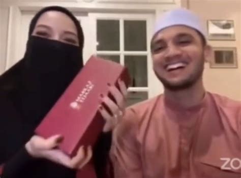 Neelofa tampil menjelaskan hubungannya dengan pu riz. "Rasa Nak Kahwin" - Pegang Dagu Suami Masa Live, Netizen ...