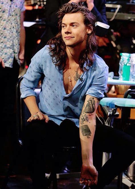 Durante um programa do late late show, o apresentador james corden entregou caixas aleatórias para os integrantes da one direction. The Late Late Show Dec. '15 (With images) | Harry styles ...