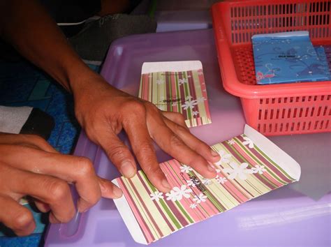 Sampul raya merupakan satu kewajipan pada hari raya. TERLALU ISTIMEWA: MENERIMA TEMPAHAN SAMPUL DUIT RAYA