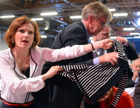 Sahra wagenknecht was born on july 16, 1969 in jena, german democratic republic. Angriff mit Torte: Linke verteidigt Wagenknecht - Inland - FAZ