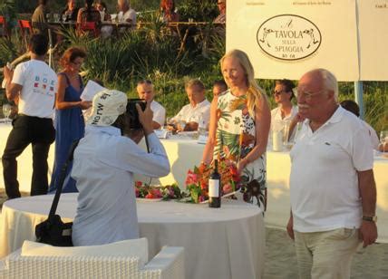 Nel cuore della versilia, a pochi passi dal pontile di forte dei marmi, simbolo di questa meravigliosa località di mare caratterizzata da una spiaggia con sabbia finissima e un mare, che ogni anno, si candida tra le migliori acque d'italia. Forte dei Marmi, un libro racconta i 100 anni dello ...