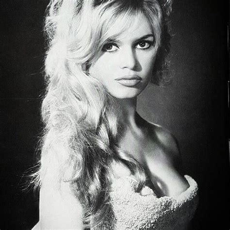 She dies shortly afterwards while leaning against a wall and talking to stephen. Brigitte Bardot - 1959 : OldSchoolCool