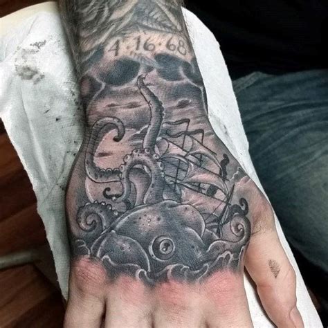 Attacking a sailing ship in this mens sleeve, done by saga anderson, a realism artist based in calgary, canada. Image result for kraken hand tattoo | Tatuagem, Tatuagem ...