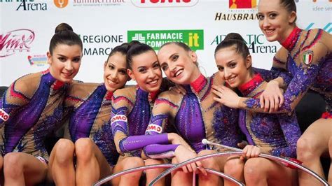 Powered by @collistarbeauty @pastorellisport www.youtube.com/user/ginnasticaritmicaita. Ginnastica ritmica, Farfalle d'oro nei 2 cerchi e