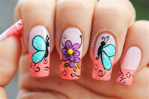 Usaremos el pincel del delineador liquido de ojos ,aunque no lo creas es pocos pasos para hacer decoración de uñas para principiantes: Decoracion de uñas mariposas y flores facil - Butterfly ...